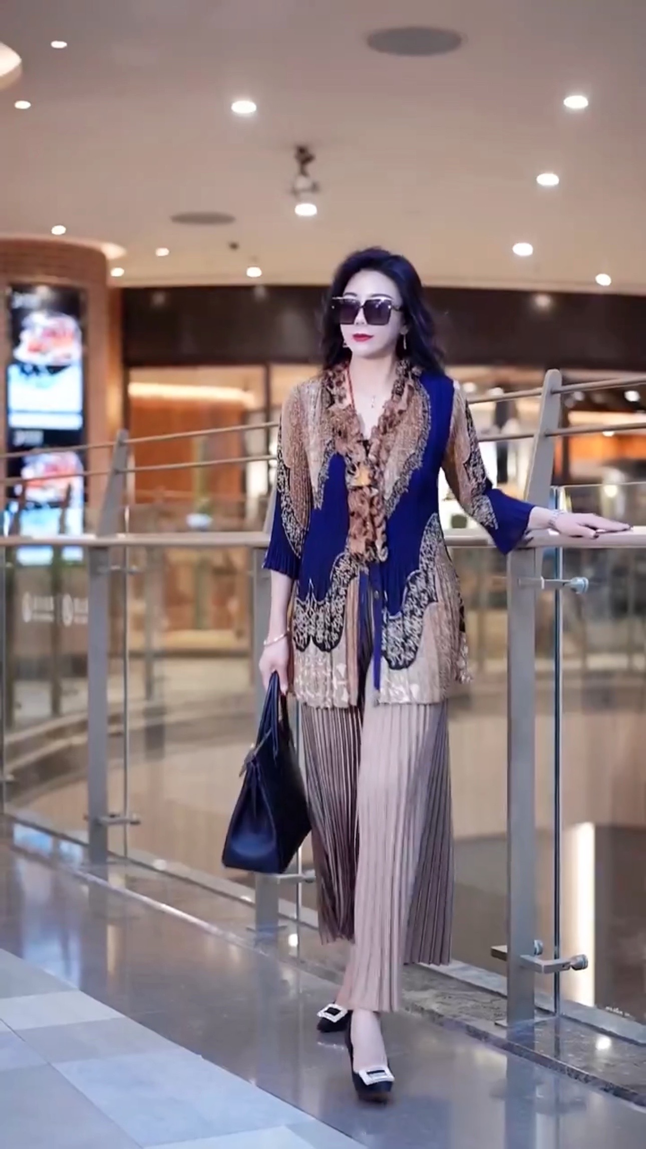 2025文彩褶皱新款花色小衫上衣风琴阔腿裤裙两件套装中老年妈妈装