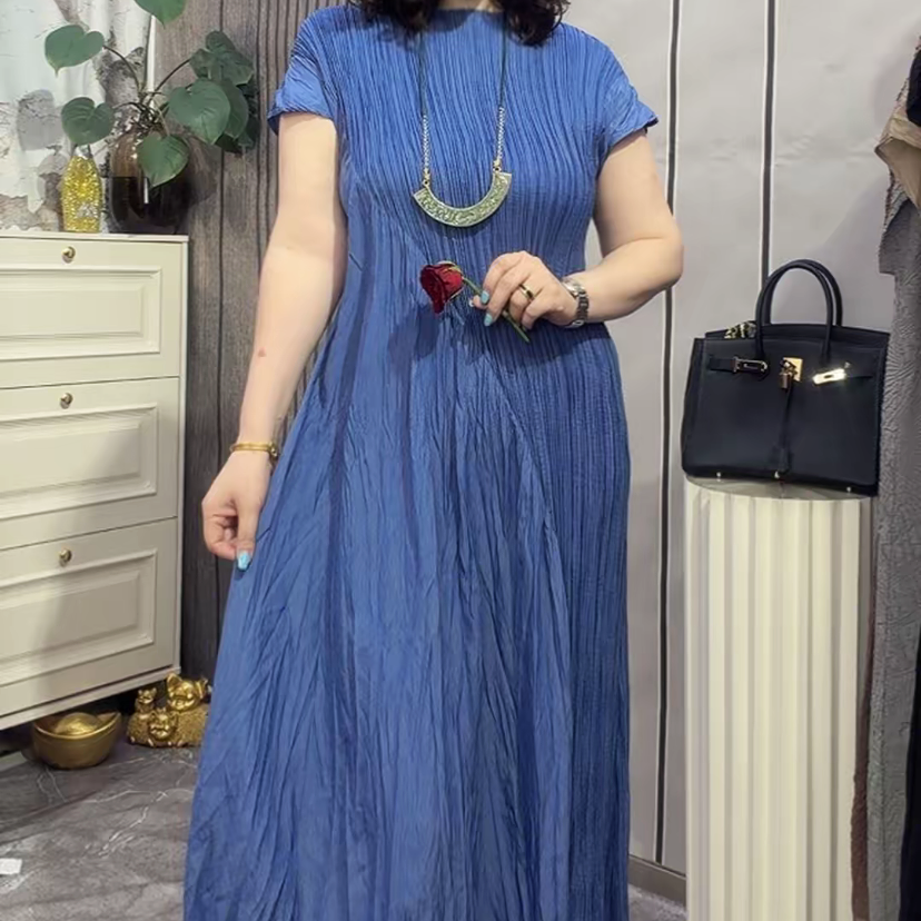 时尚气质纯色褶皱拼接圆领中长款连衣裙女新款妈妈装宽松遮肉裙子