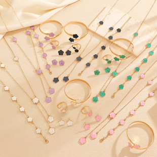 时尚复古五叶草项链手链耳钉套装轻奢高级感五瓣花配饰2025秋冬