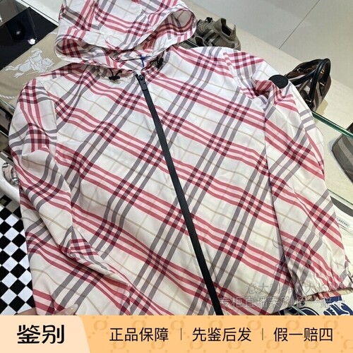 巴宝莉春款轻薄防晒格纹外套