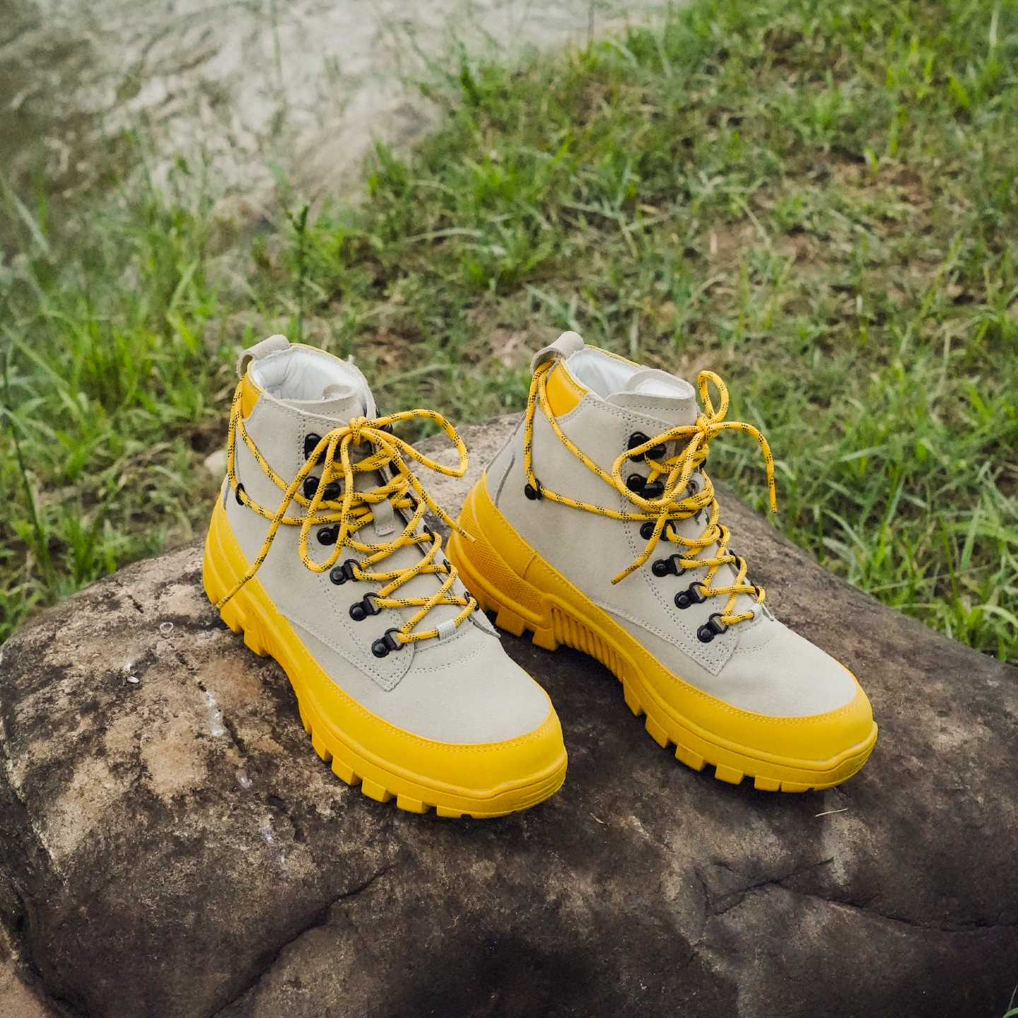 V底户外登山鞋时尚工装马丁靴女秋冬耐磨徒步鞋中帮厚底沙漠靴男