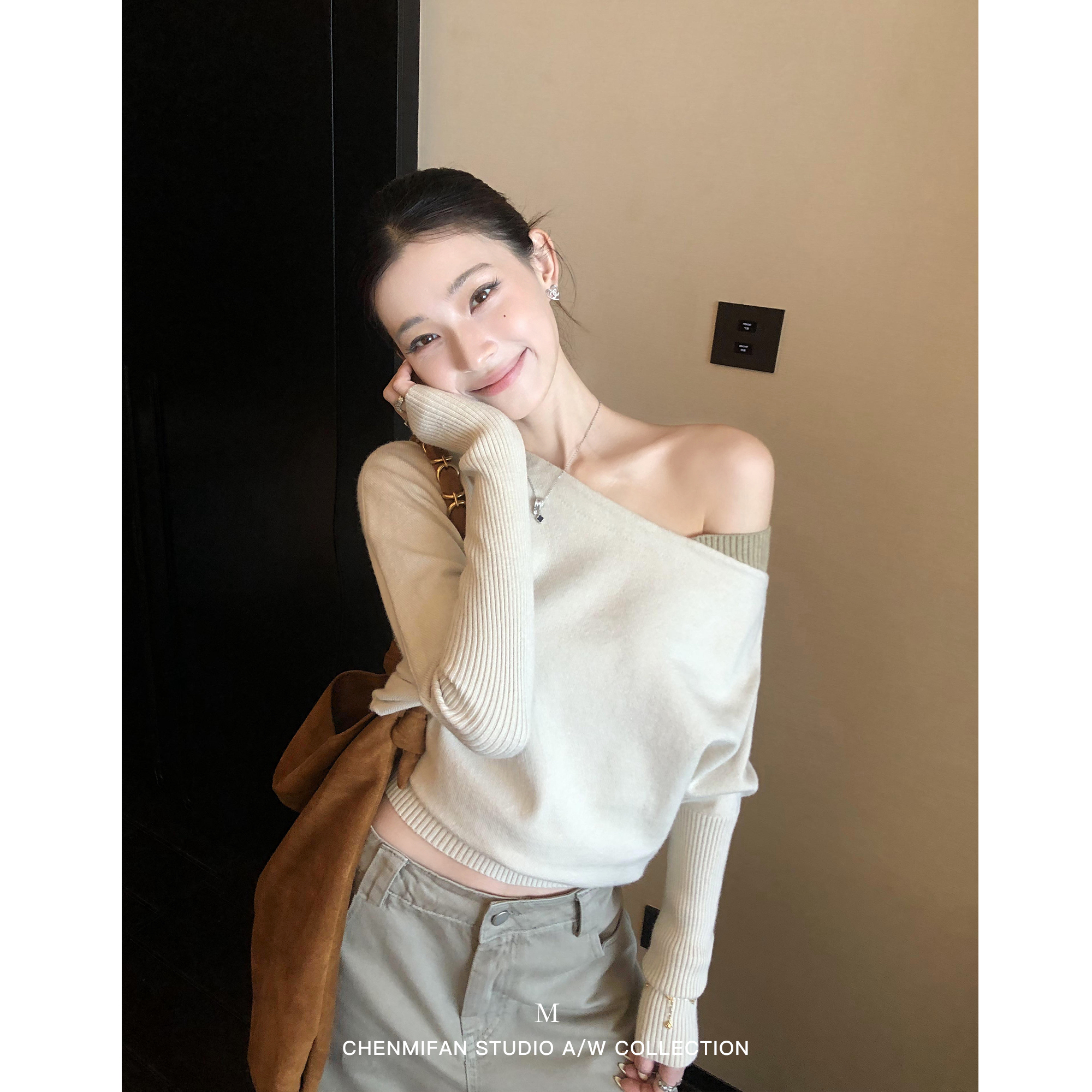 辰米范 秋日赴约 撞色斜肩拼接长袖毛衣针织衫女气质露肩慵懒上衣