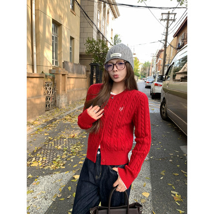 辰米范 红色针织开衫麻花短款毛衣女秋冬修身显瘦圆领上衣小外套