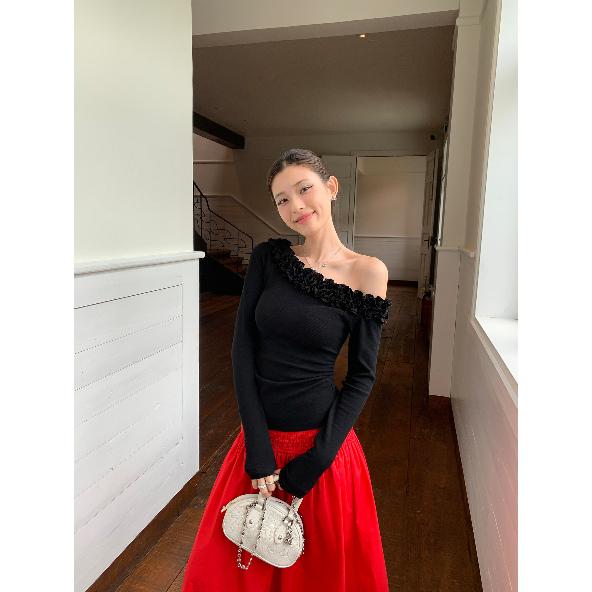 辰米范 苏格兰情书 立体花边斜肩长袖t恤女秋季设计收腰露肩上衣