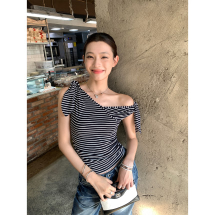 辰米范 涩谷辣妹 天丝交叉系绑带斜肩上衣女设计感掐腰条纹上衣