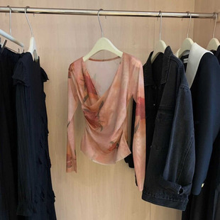 @夏日多巴胺穿搭！浪漫复古美感 玫瑰茶粉晕染辣妹上衣 长袖防晒