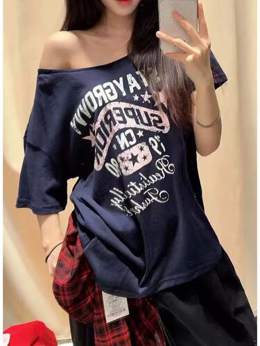 BrandyGirl复古斜肩字母T恤女