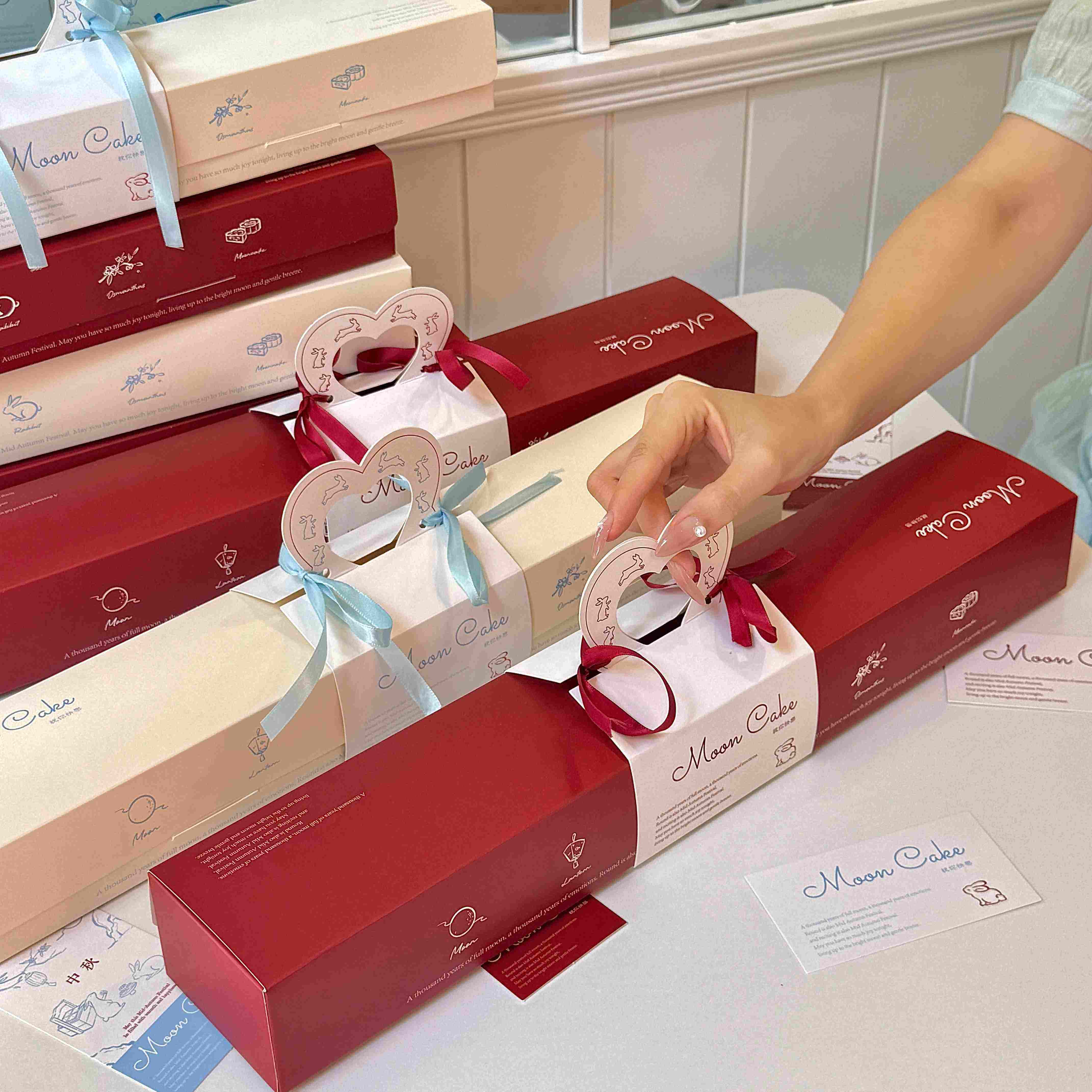 抱抱酱原创版权2025新款长条简约风爱心提手ins风月饼盒蛋黄酥盒