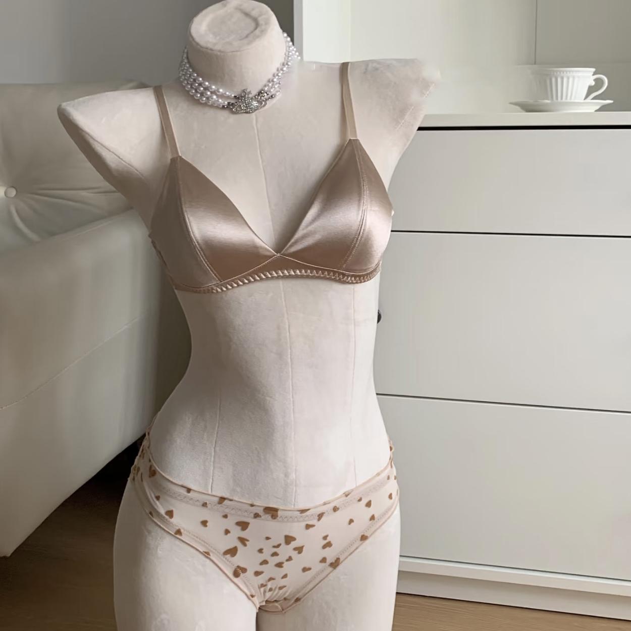 性感法式三角杯内衣女无痕无钢圈夏季薄款小胸不空杯美背文胸套装