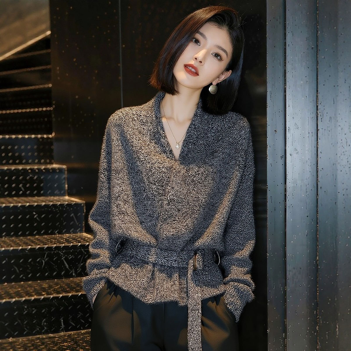 慵懒灰色V领毛衣外套女秋冬高级感洋气减龄系带收腰针织开衫上衣