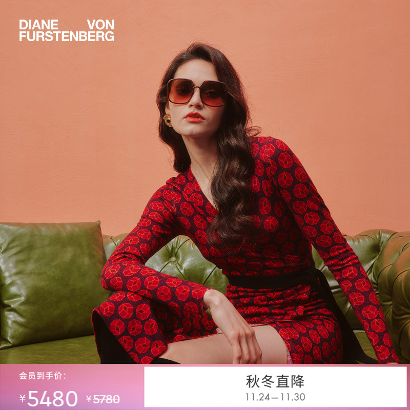 DVF粉色幸运骰子图案裹身裙