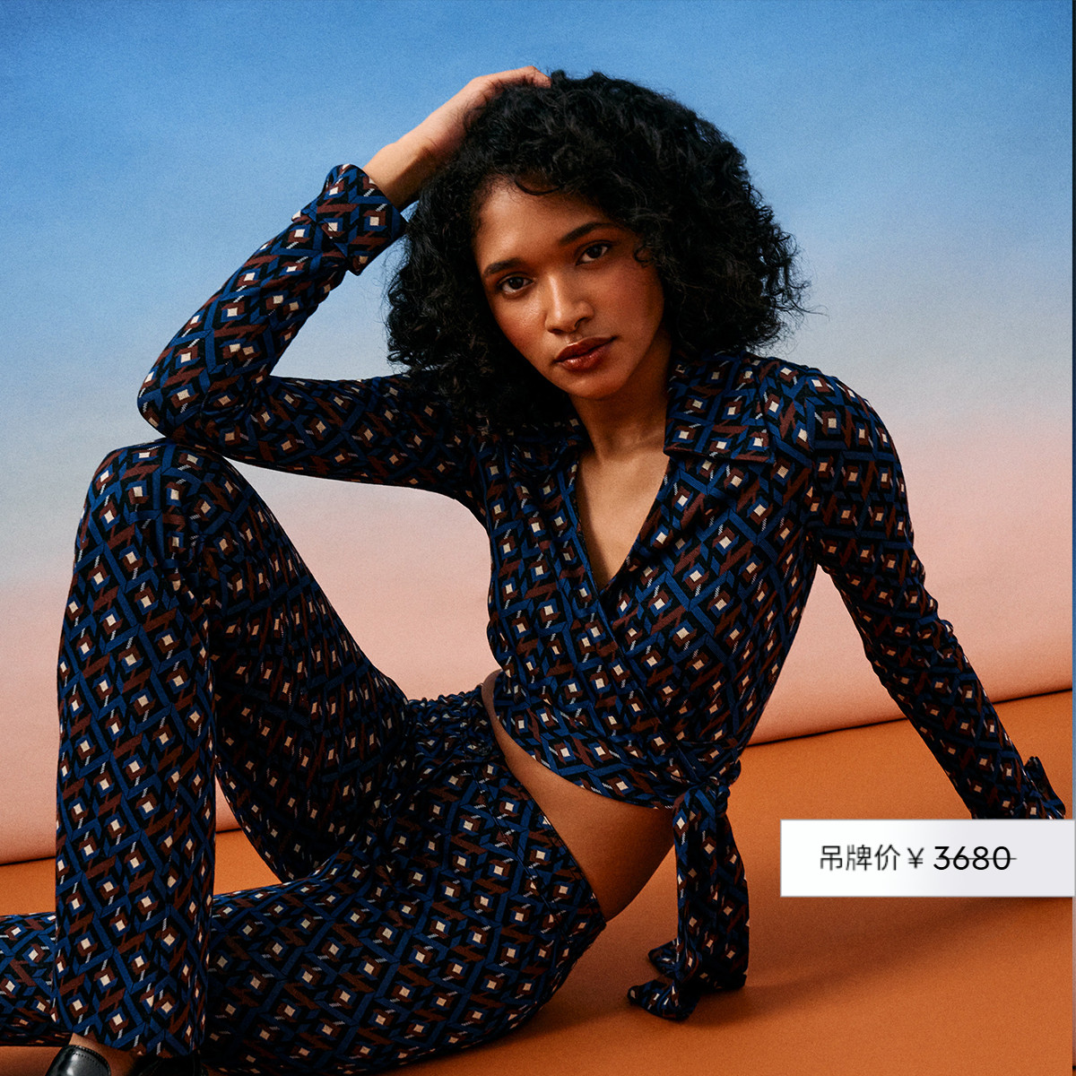 DVF蓝色立体几何图案POLO领上衣