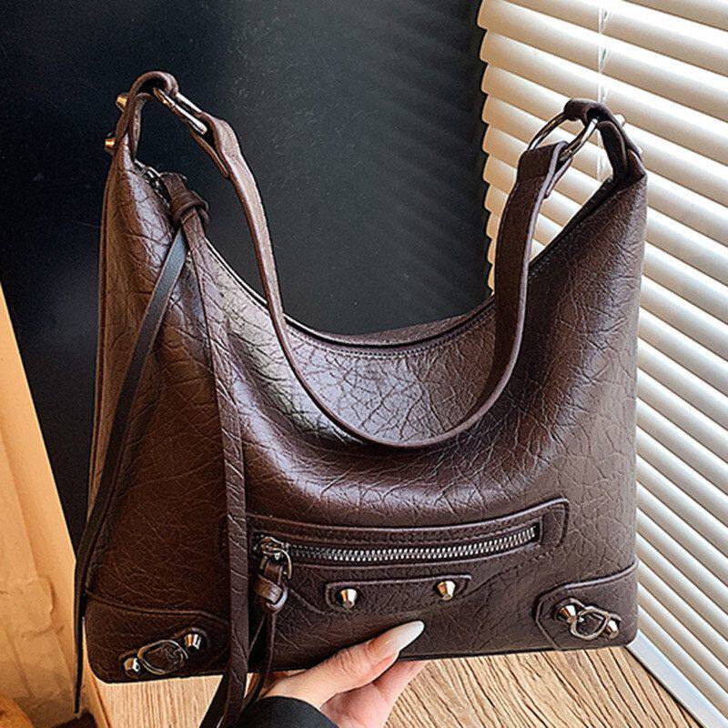 韩版大容量腋下包包女士通勤包2026春季新款铆钉机车托特包斜挎包