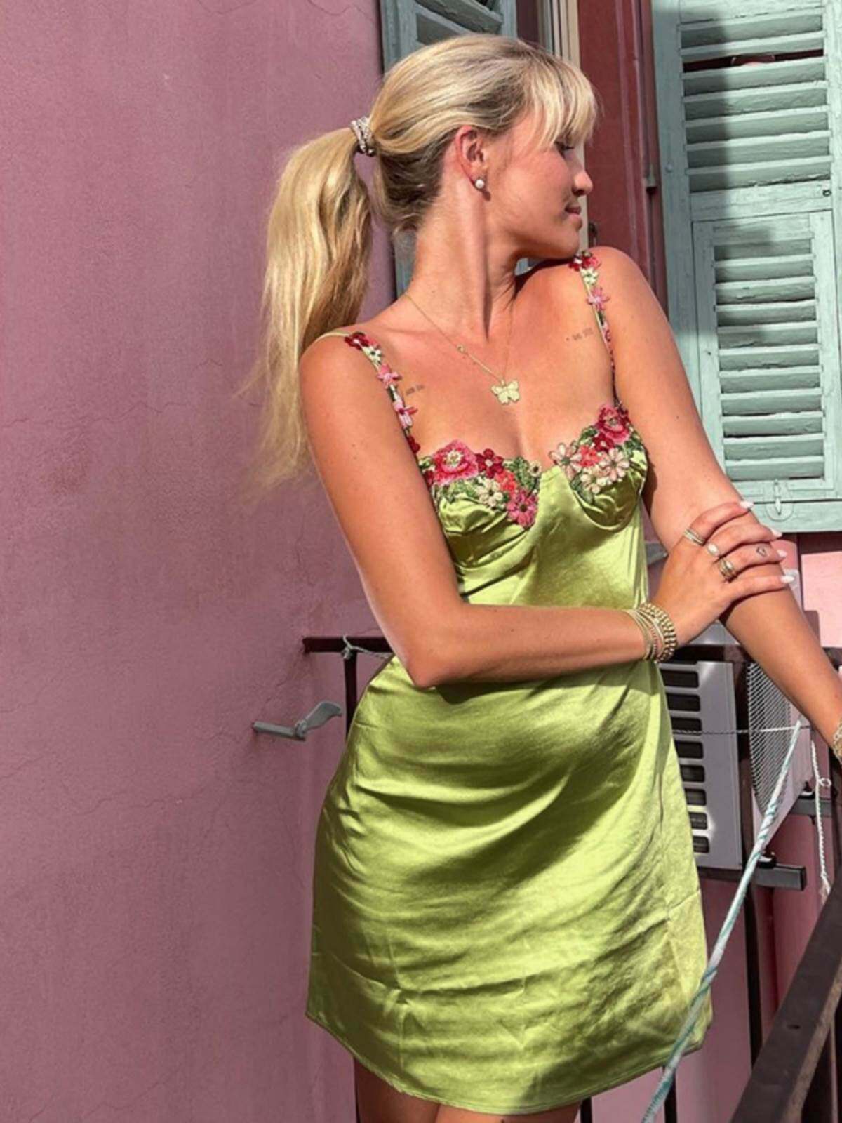 instunning欧美辣妹风缎面连衣裙女绣花绿色吊带裙子低胸性感短裙