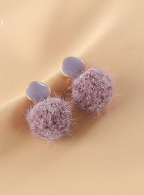 花迹紫色毛绒耳环秋冬高级感耳饰2026新款爆款温柔冬天毛球耳坠女
