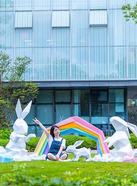 大型园林景观几何切面兔子彩虹玻璃钢雕塑景区售楼部装饰户外摆件