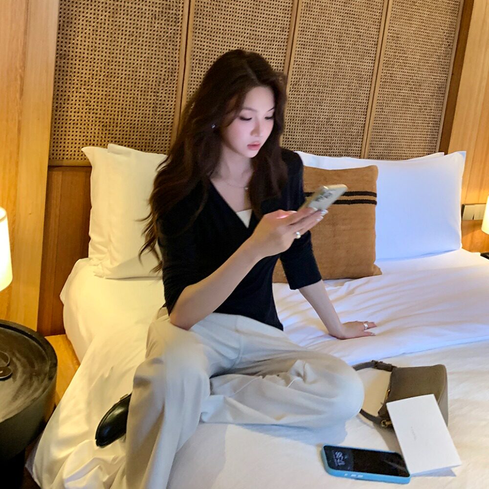 2026秋季新款设计感假两件撞色v领上衣修身显瘦连帽长袖T恤女