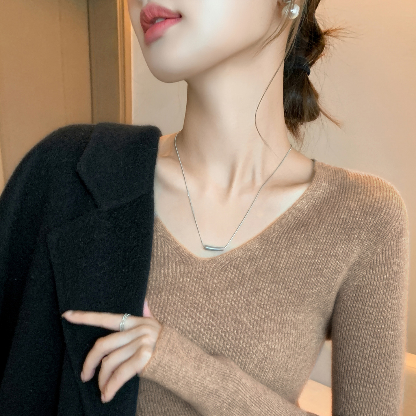 凸出天鹅颈！一线成衣V领毛衣女