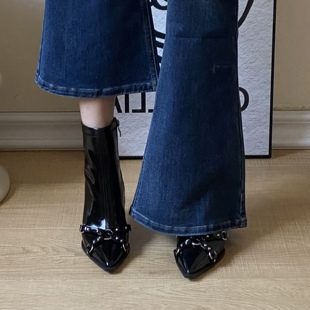 2025年新款冬季黑色高跟尖头瘦瘦靴细跟高级感链条短靴后拉链气质