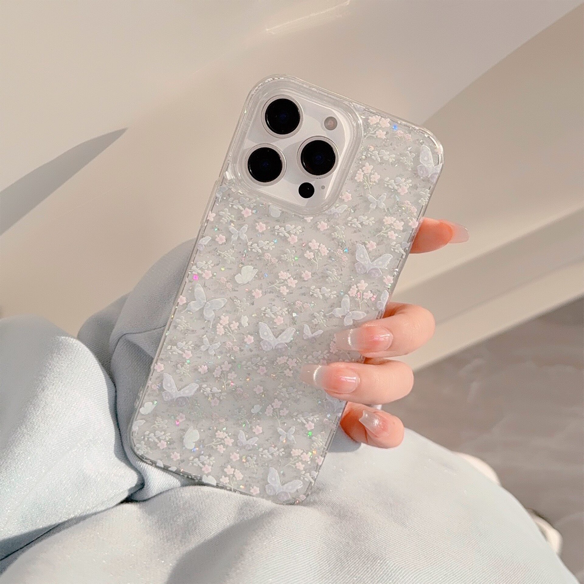 iPhone17透明蝴蝶花彩绘手机壳图片