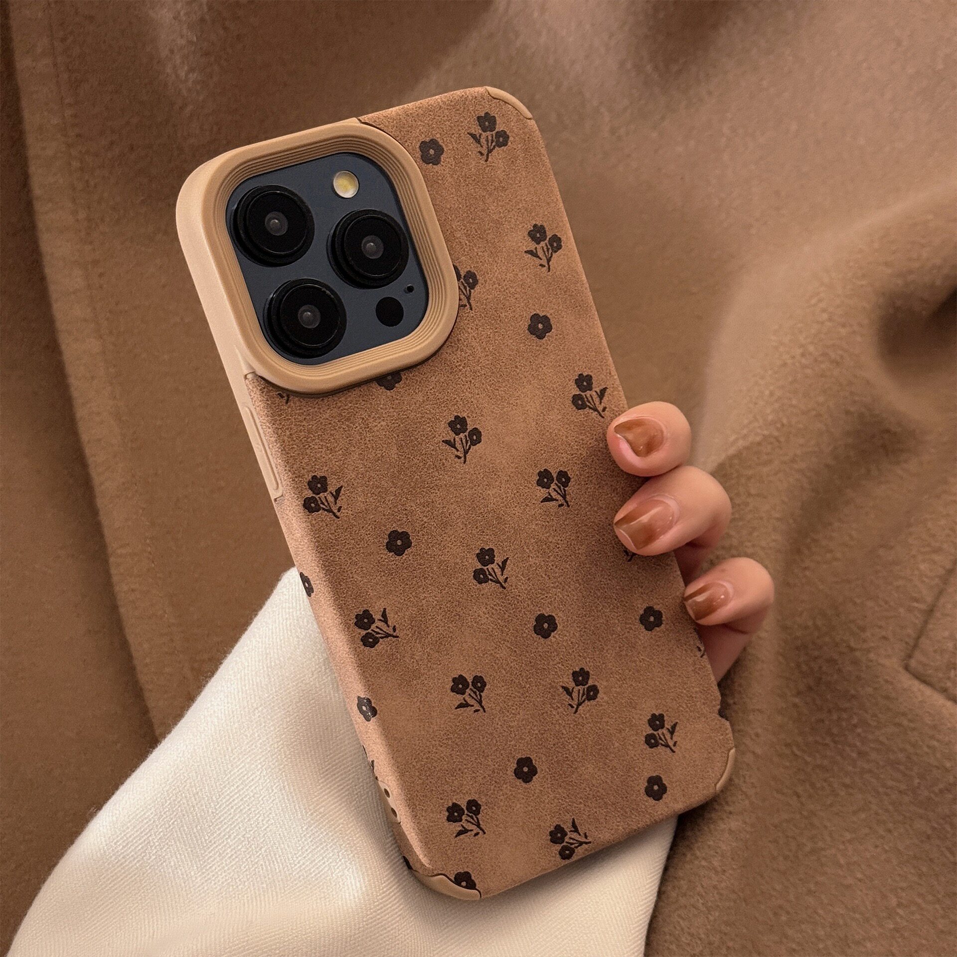 iPhone17复古仿皮花朵手机壳