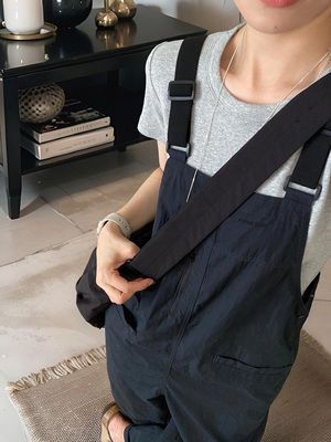 芙沿黑色工装背带裤女2025春秋新款复古小个子显瘦休闲直筒连体裤