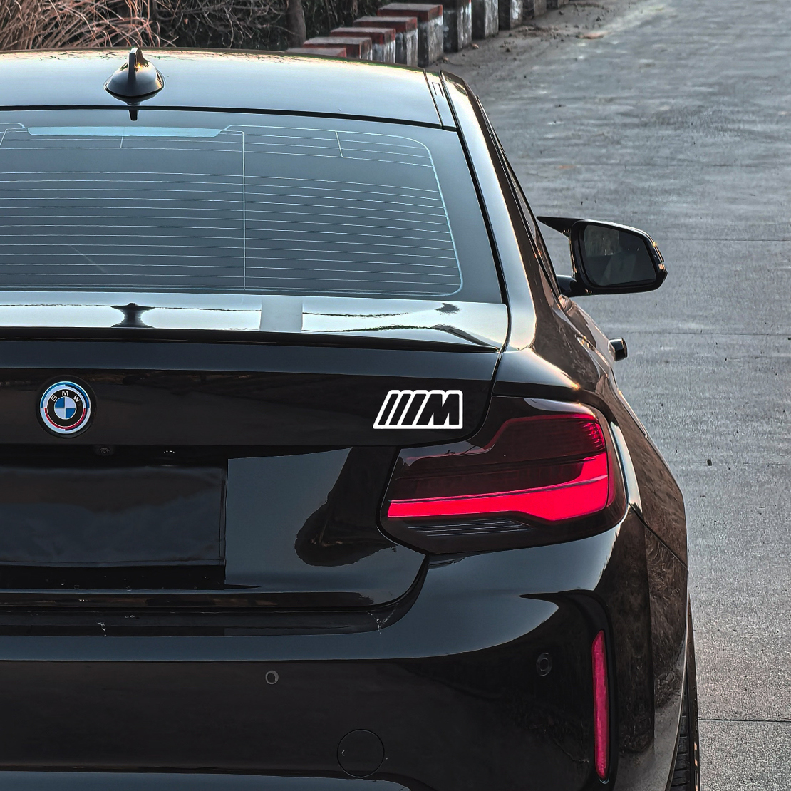 宝马轻量化尾标/叶子板标贴纸定制镂空线条车贴适用宝马M2/M3/M4