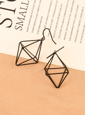 新款网红同款简约时尚流行黑色三角几何立体耳钩镂空长款耳钉679