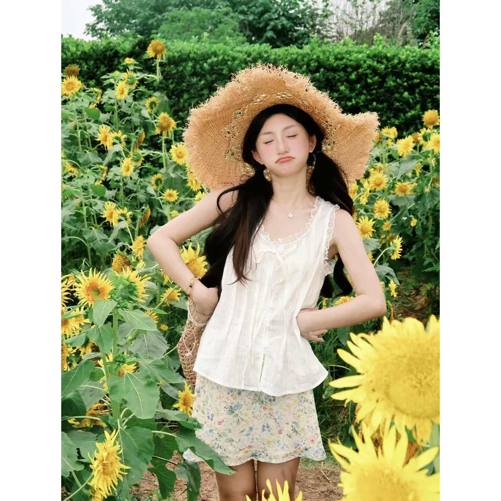 韩系甜美少女感白色蕾丝花边拼接无袖背心2026夏季新款设计感上衣 - 实物图
