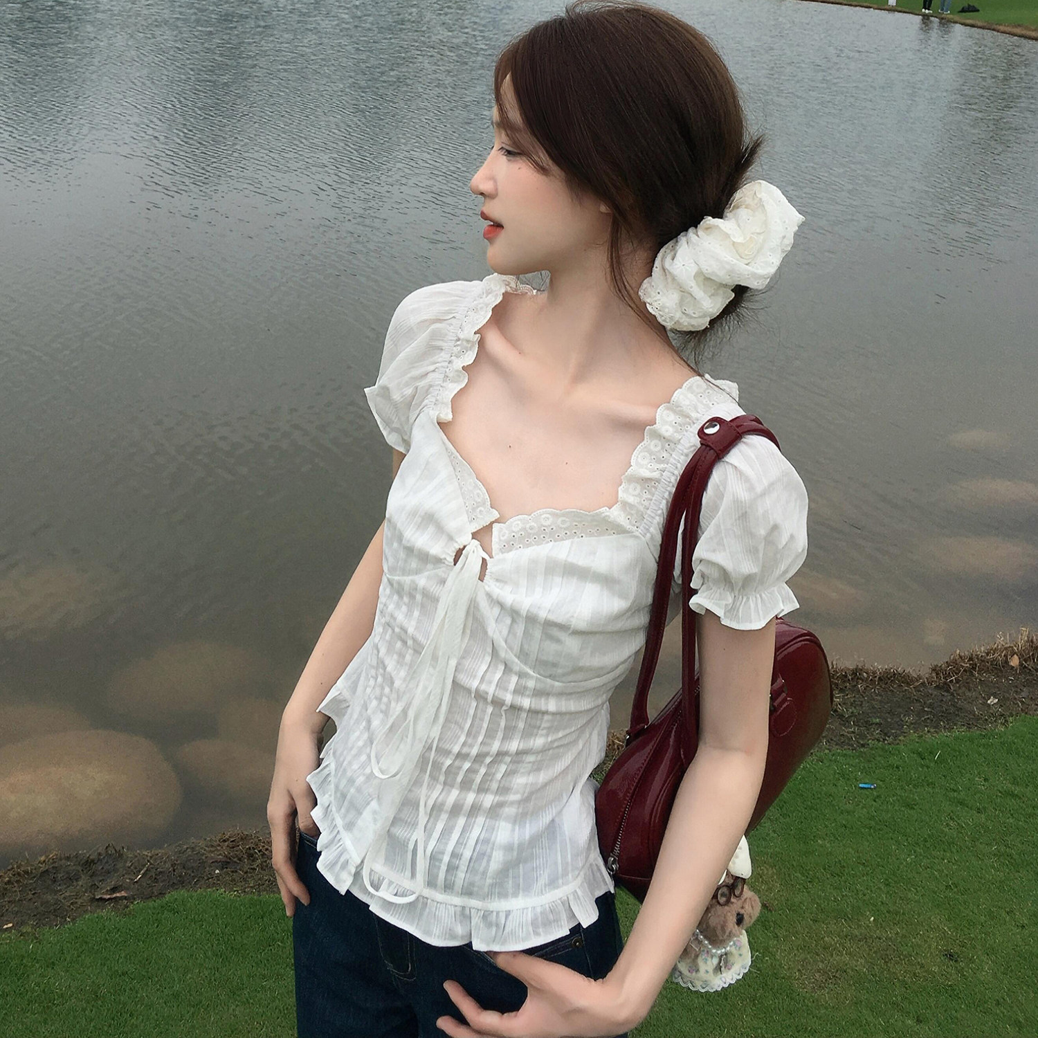 法式白色蕾丝花边泡泡袖衬衫女夏季韩系设计感甜辣妹独特收腰上衣