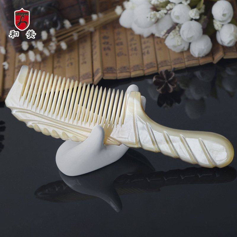 批发货源和美牛角梳牦牛雕花大护发头皮号梳梳子角牛角手柄按摩