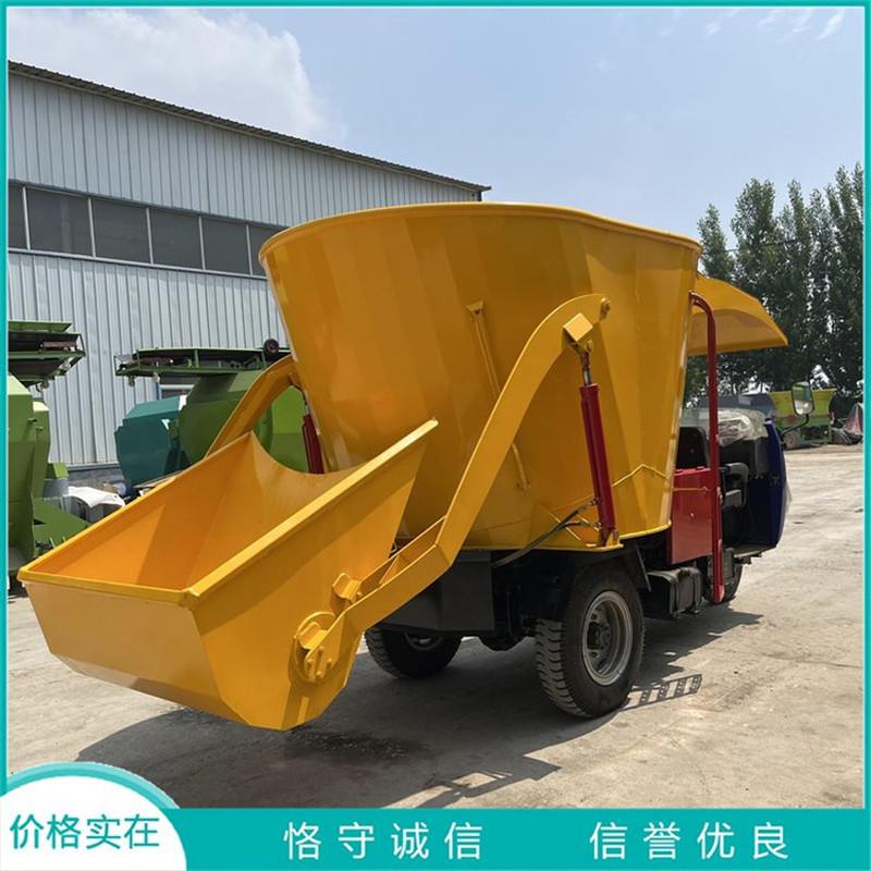 牛场饲喂好帮手撒料车养殖自走电动喂料车青贮草料tmr搅拌投喂机