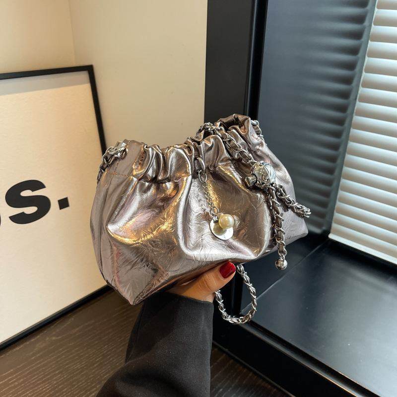 新品 流行质感银色包包女士2023新款网红夏季链条斜挎包时尚百搭,箱包皮具/热销女包/男包,腋下包,淘宝优惠券,粉丝福利购,淘宝优惠卷
