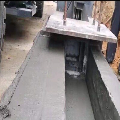 厂家遥控自走高速路边沟水渠滑膜机 模具可定做路沿石滑膜机