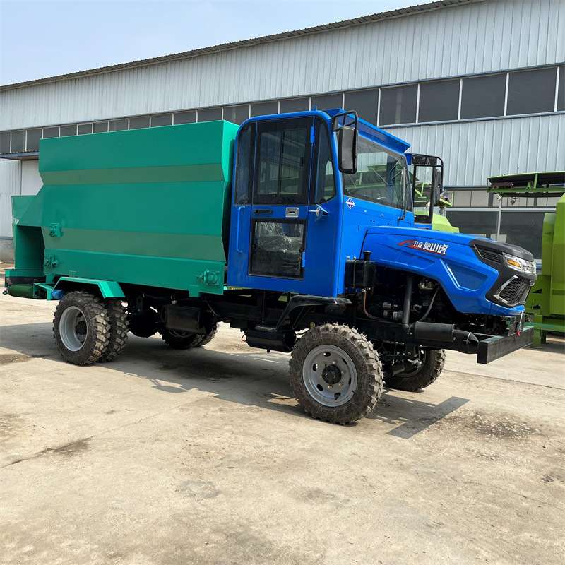 车载立式tmr撒料车牛羊饲喂设备柴油撒草车自动化粉碎搅拌投喂车