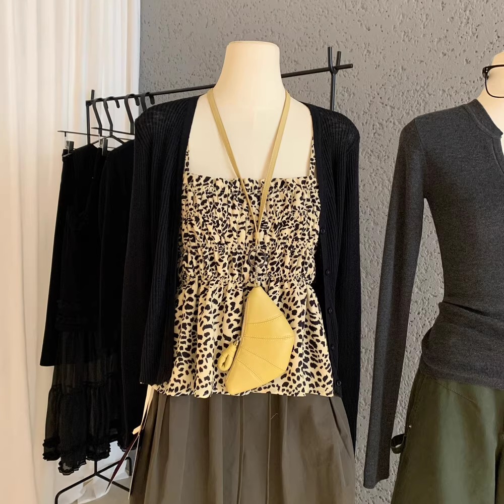 长袖针织开衫+内搭豹纹吊带背心