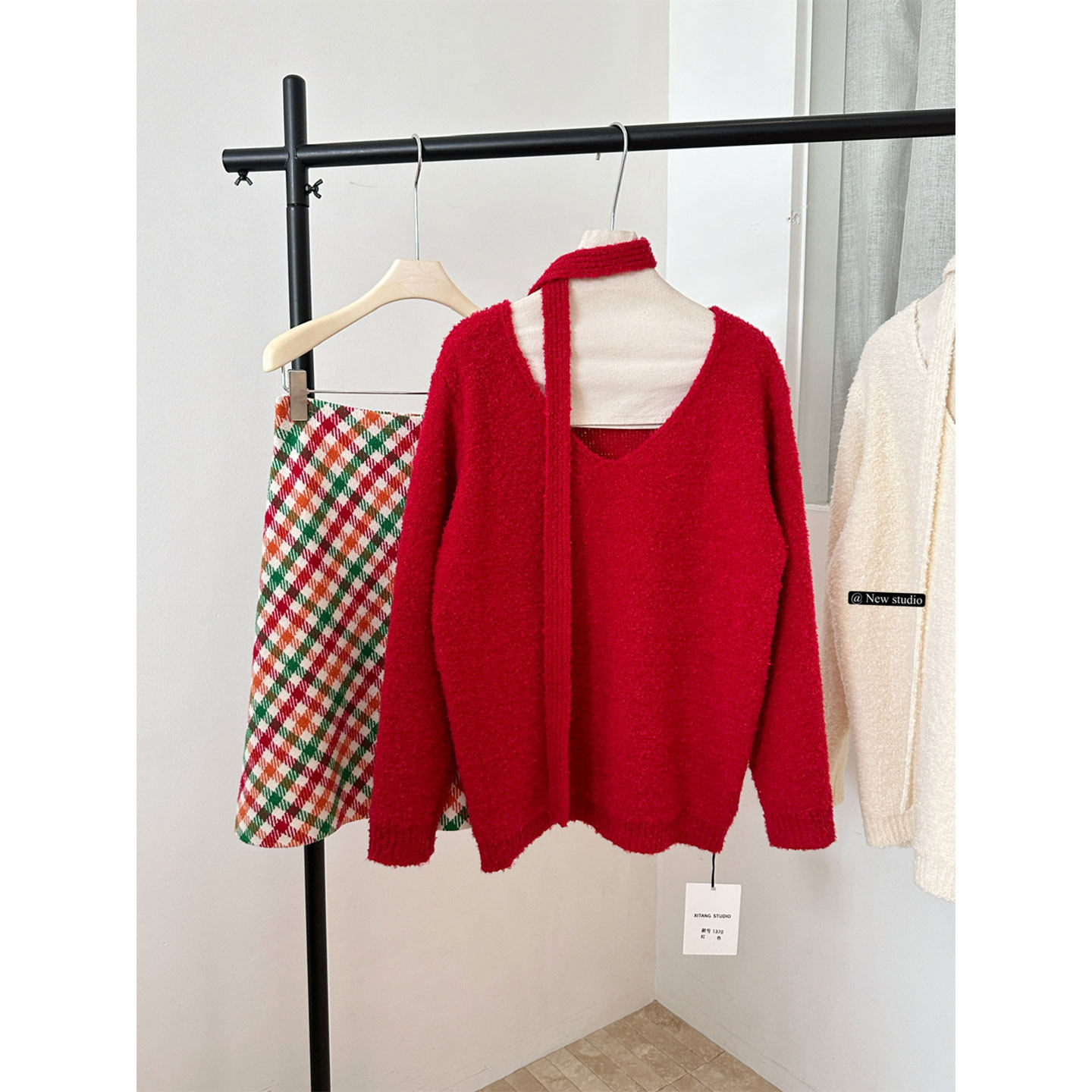 新年穿搭红色挂脖针织衫上衣女春季秋冬宽松慵懒风V领中长款毛衣