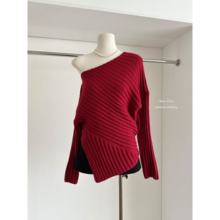 露思同款咖色不规则毛衣女2026早春季优雅约会斜纹露肩修身针织衫