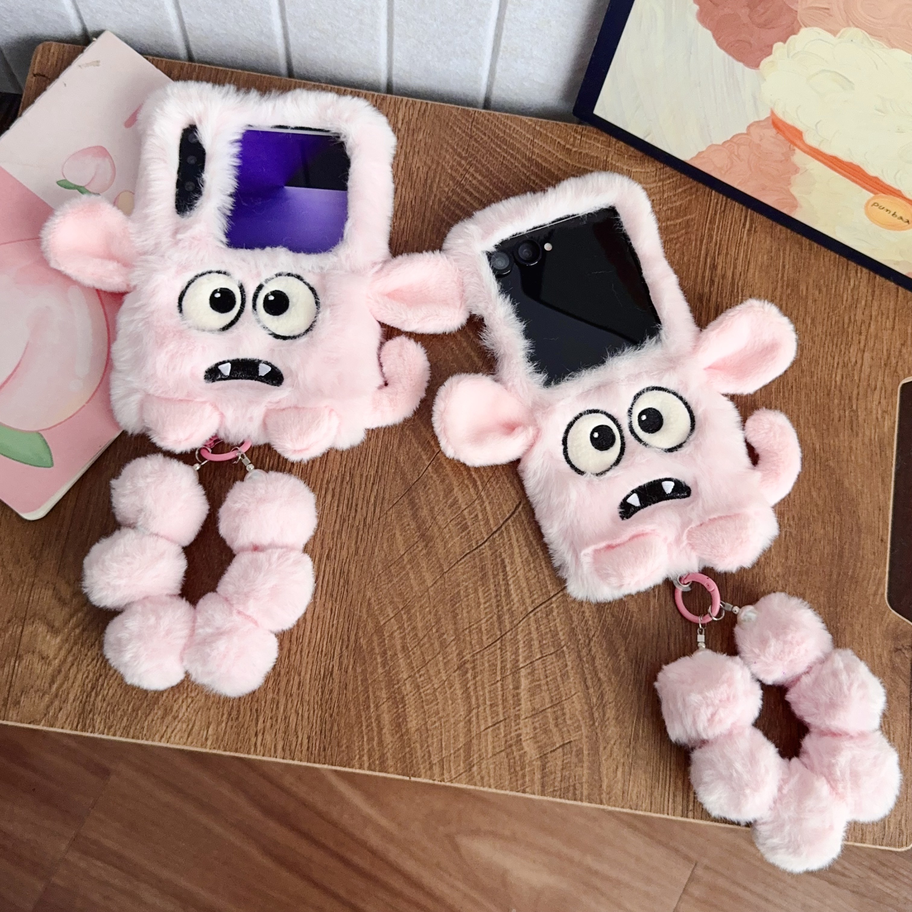 秋冬毛绒手机壳粉墩墩适用三星zflip7/7FE手机壳折叠屏ZFlip6/5保护套可爱ZFlip4/3防摔壳W24/W25Flip女手链