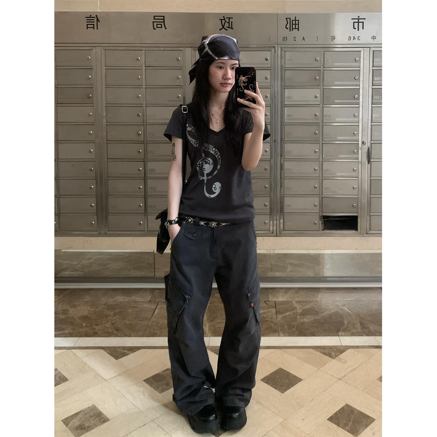 美式轻亚风音符印花V领短袖女夏季设计感辣妹正肩t恤修身显瘦上衣