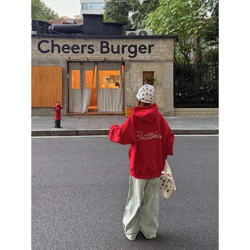 国潮牌美式钉珠字母红色连帽卫衣