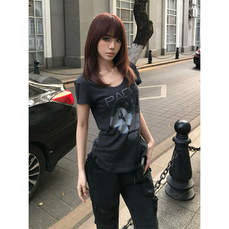 美式u领深灰色正肩短袖t恤女夏季人像印花高级感小众别致辣妹上衣