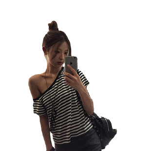 黑色条纹斜领露肩天丝短袖T恤女夏季薄款设计感辣妹显瘦短款上衣