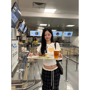 格子爱心白色短袖 夏正肩超好看独特漂亮上衣 设计感t恤女2025新款