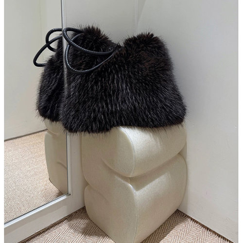 小众设计大容量百搭新款拿铁雾色时髦拼皮复古设计感毛毛单肩包