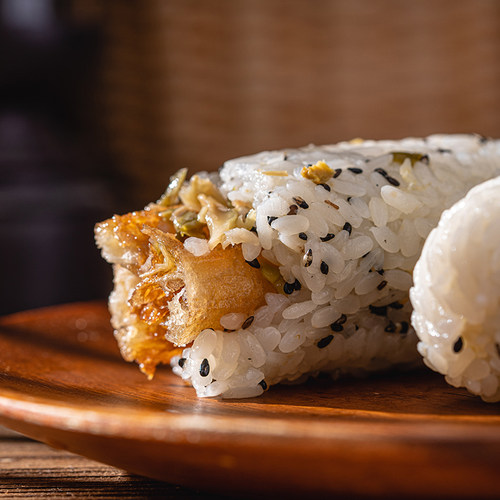 手握饭团加热即食粢饭团微波早餐
