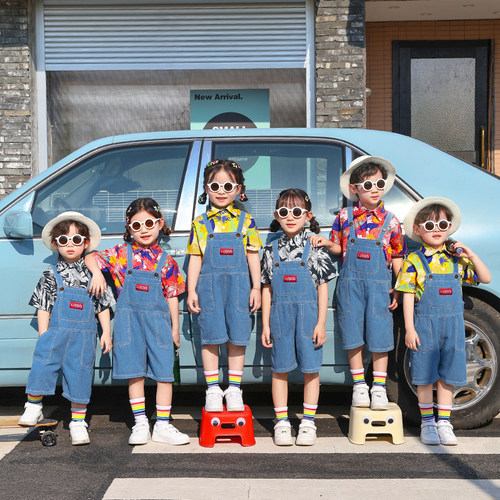 儿童花衬衫演出服幼儿园毕业班服小学生港风背带裤多巴胺表演服装
