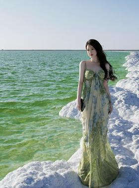 大西北青海盐湖旅游拍照穿搭度假长裙女绿色印花气质吊带连衣裙子
