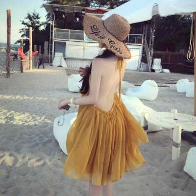 泰国海边度假沙滩裙小个子穿搭超仙飘逸显白黄色露背蓬蓬挂脖短裙