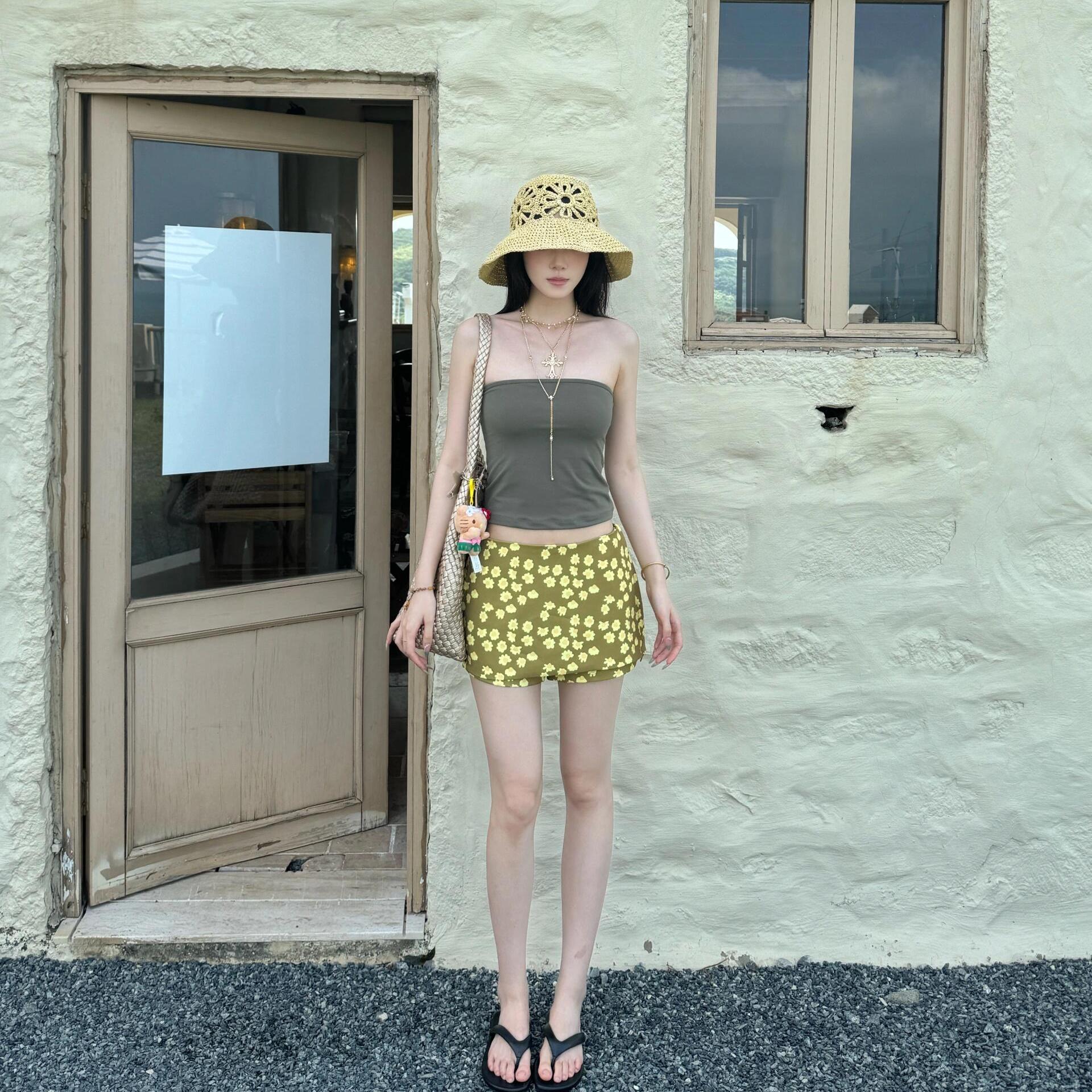 海边旅游度假拍照穿搭套装女夏辣妹短款抹胸背心碎花短裤裙两件套图片